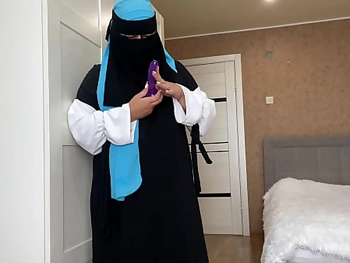 Arab wife in hijab found a lovemaking fucktoy while cleaning and got horny