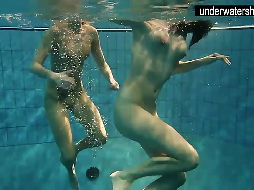 2 splendid amateurs demonstrating their bods off under water